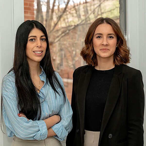 Cristina Pérez Caballero y Raquel Mena, abogadas de familia de ABOGA2, en su despacho de Chamberí en Madrid