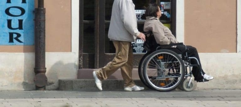 Incapacidad legal y derechos de personas con discapacidad en el ámbito laboral y social.