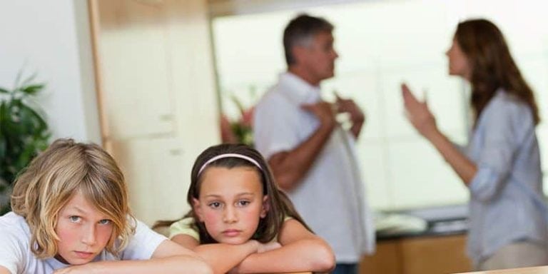 Imagen que muestra una discusión entre padres en un contexto de divorcio con hijos.