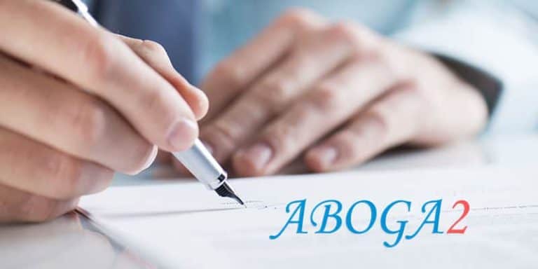 Manos firmando un acuerdo legal sobre modificación de medidas de mutuo acuerdo.