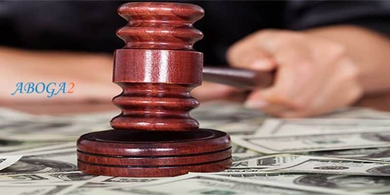 Gavel sobre dinero en efectivo, representando una demanda de ejecución de sentencia.