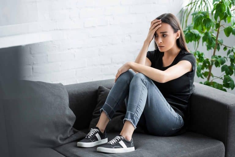 Derechos de la mujer sin empleo tras separación legal. Asesoría legal y apoyo en casos de desempleo.