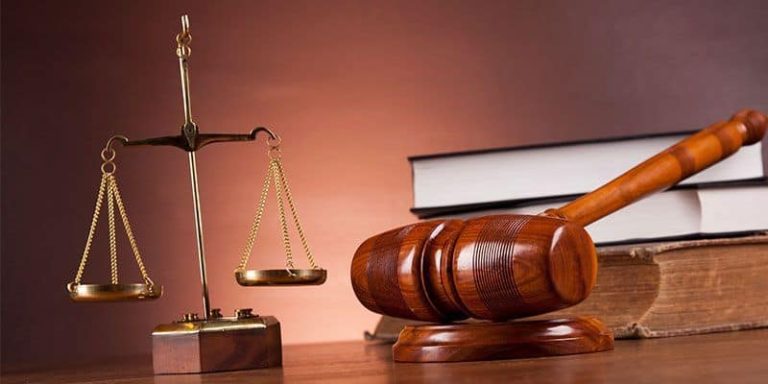 Imagen de balanza de justicia y libros legales para casos de divorcio.