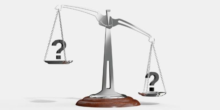 Imagen que ilustra la comparación entre violencia doméstica y violencia de género, mostrando una bal.