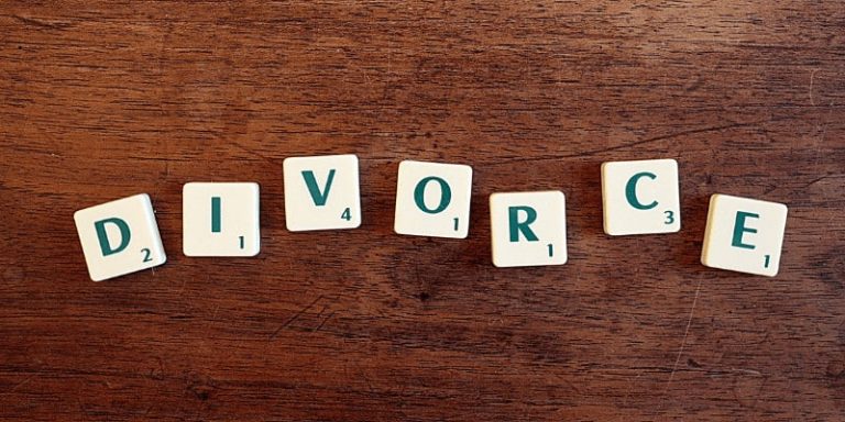 Palabras "Divorce" en fichas sobre mesa de madera.