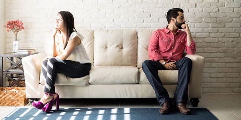 Imagen de una pareja de hecho en proceso de separación en un ambiente interior.
