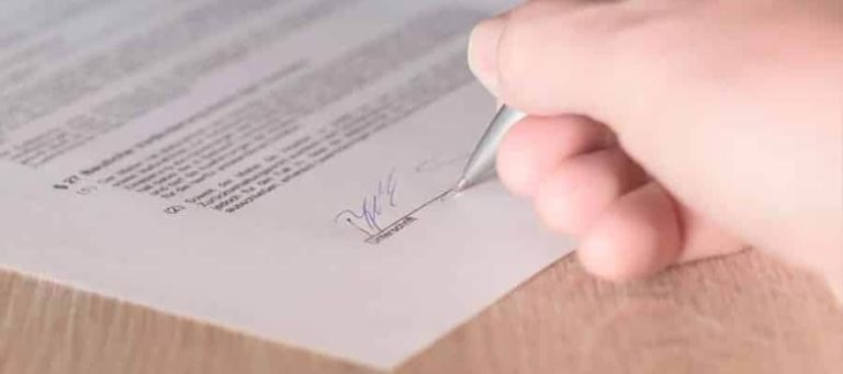 Firma de acuerdo legal para reducir la pena.