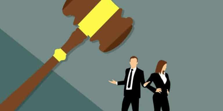 Juez y abogada en un juzgado, preparando demanda de divorcio.