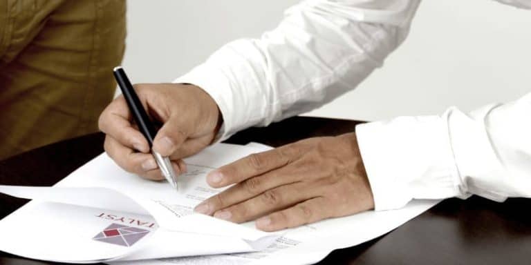 Hoja de encargo de abogado para asesoría legal y representación jurídica.