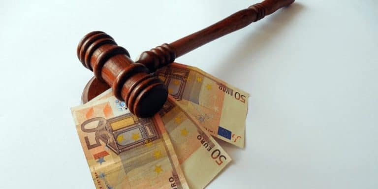 Martillo de juez sobre billetes de 50 euros, simbolizando honorarios legales.