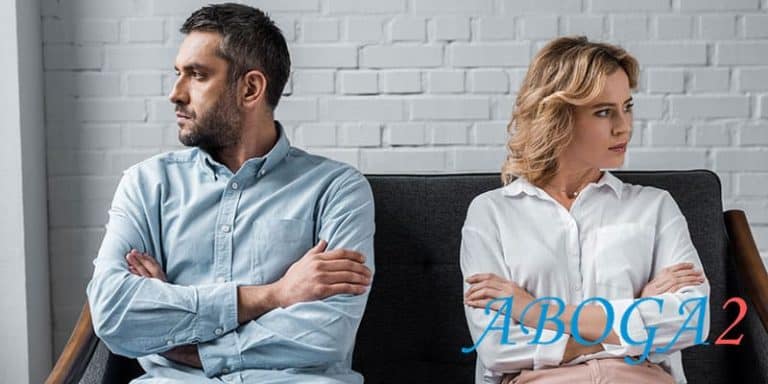 Pareja discutiendo en una sala, simbolizando un proceso de divorcio.