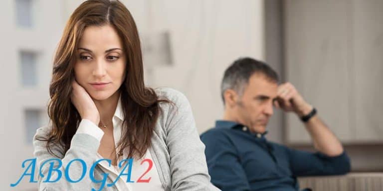 Mujer pensativa y preocupada por su proceso de separación legal.