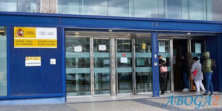 Personas en la oficina de extranjería, consultando sobre pérdida de nacionalidad tras divorcio.