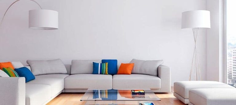 Interior moderno de sala con sofá y decoración colorida.