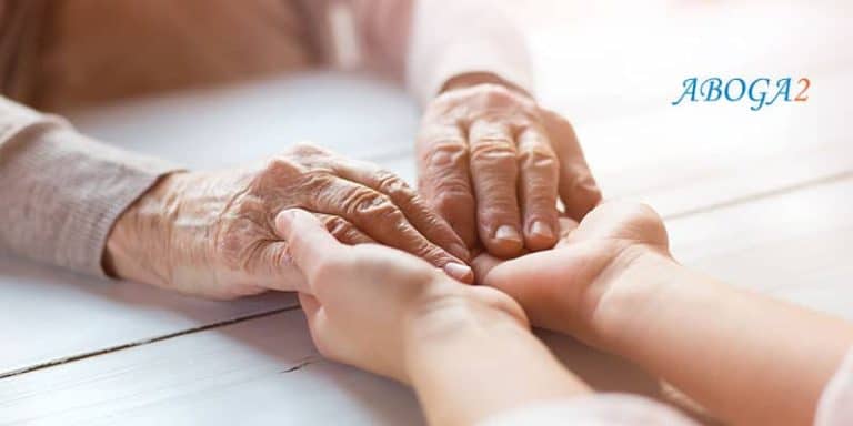Manos de diferentes generaciones en señal de apoyo y confianza en donaciones.