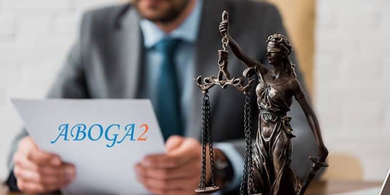 Imagen de una figura de la Justicia con balanza y un abogado leyendo un documento.