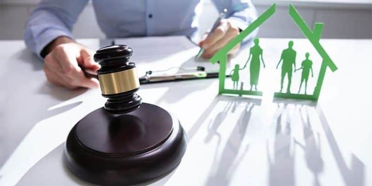 Imagen de un acuerdo legal sobre separación de bienes con familia y símbolo de hogar.