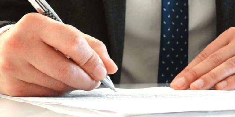 Firma en un testamento ológrafo, documento legal de última voluntad.