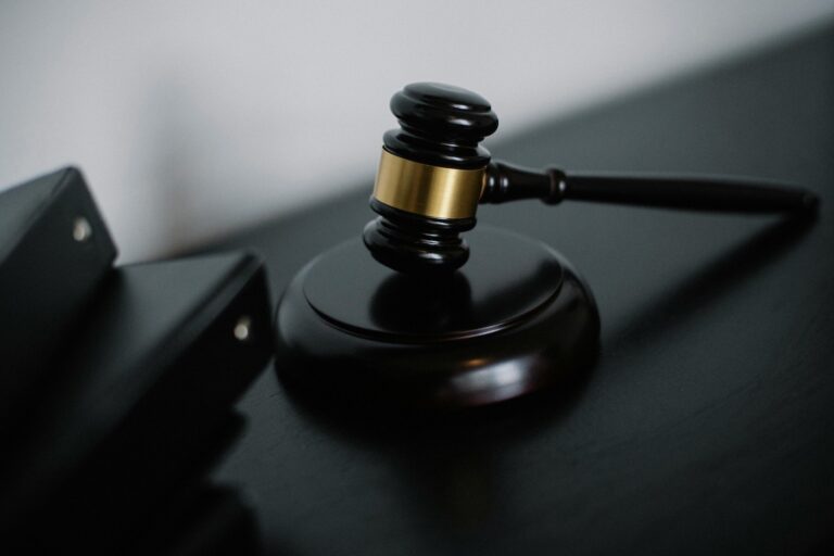 Martillo de juez en una sala de tribunal, símbolo de justicia y decisiones legales.