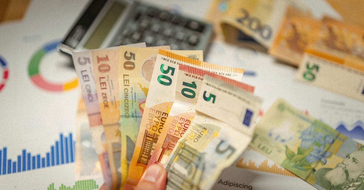 Dinero en efectivo y documentos relacionados con pensiones y finanzas.