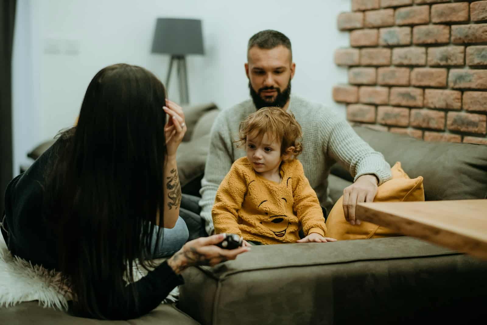 Familia en consulta legal en Aboga2, asesoría jurídica para casos familiares.