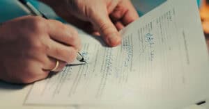 Firma de contrato legal en oficina de abogados en España.