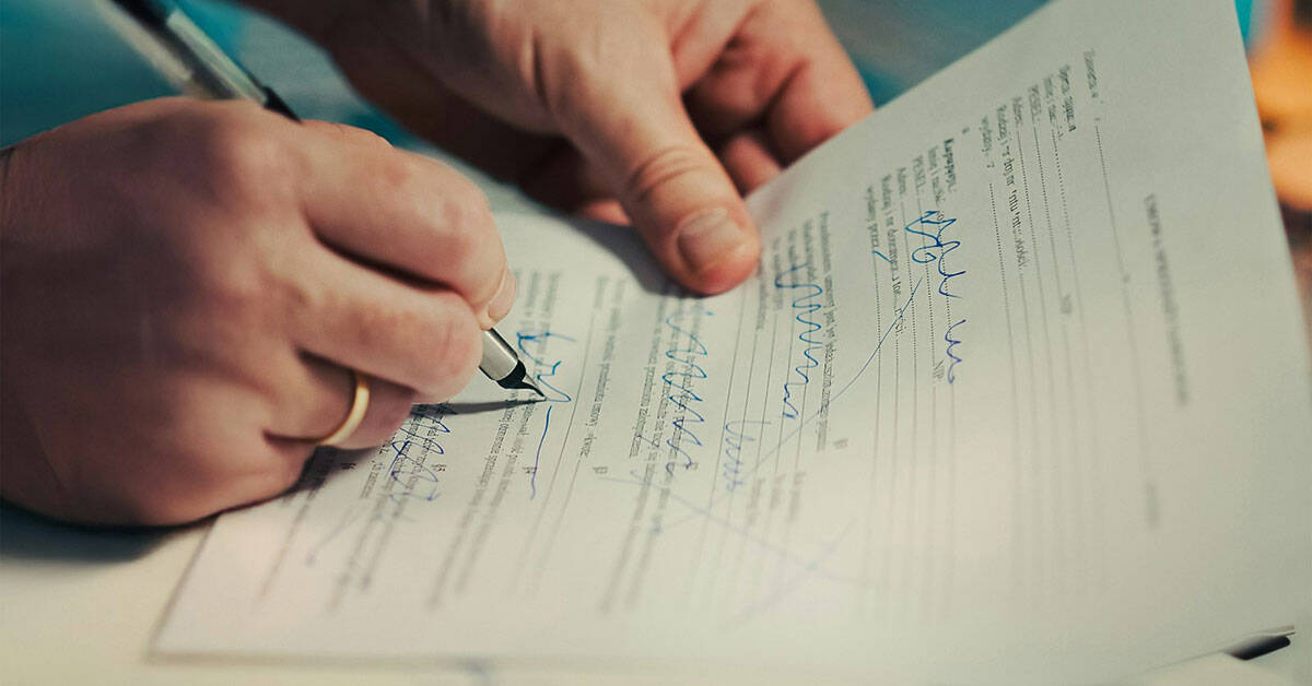 Firma de contrato legal en oficina de abogados en España.