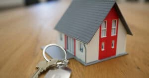 Casa en miniatura con llaves, tema de hipoteca en divorcio.