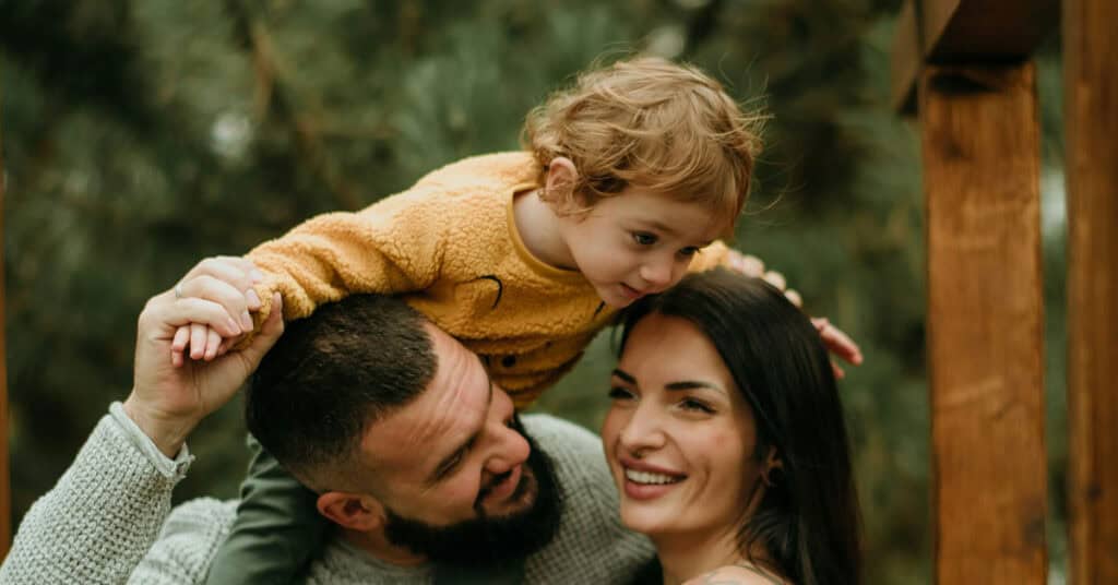 Padres cuidando hijos