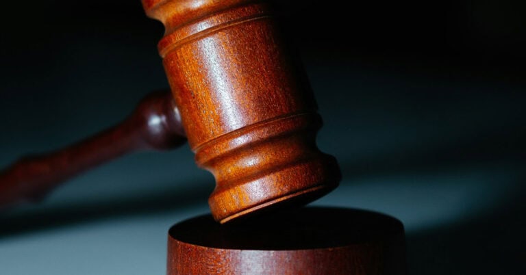 Martillo de juez en sala de tribunales para decisiones legales.