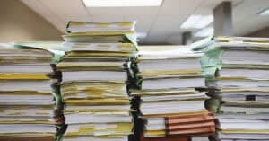 Montón de archivos y documentos en una oficina judicial.