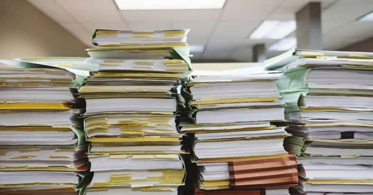 Montón de archivos y documentos en una oficina judicial.