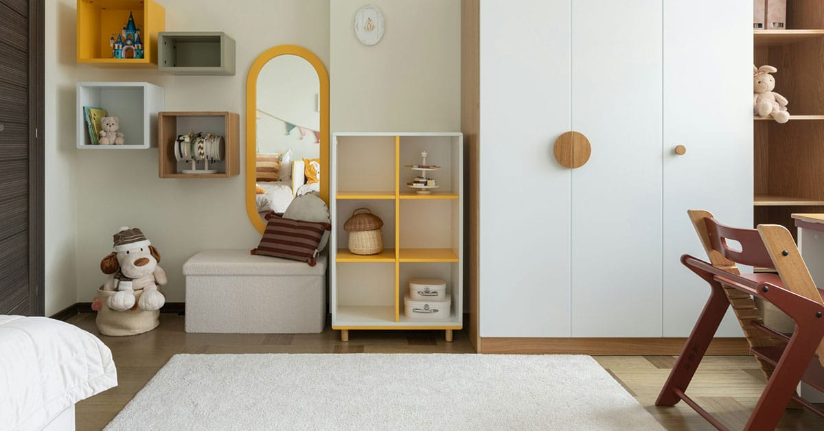 Habitación infantil con armario, estanterías y decoración moderna.