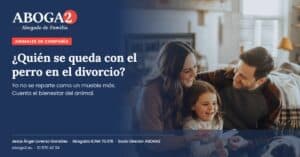 Equipo familiar sonriendo en casa, abogado asesorando.