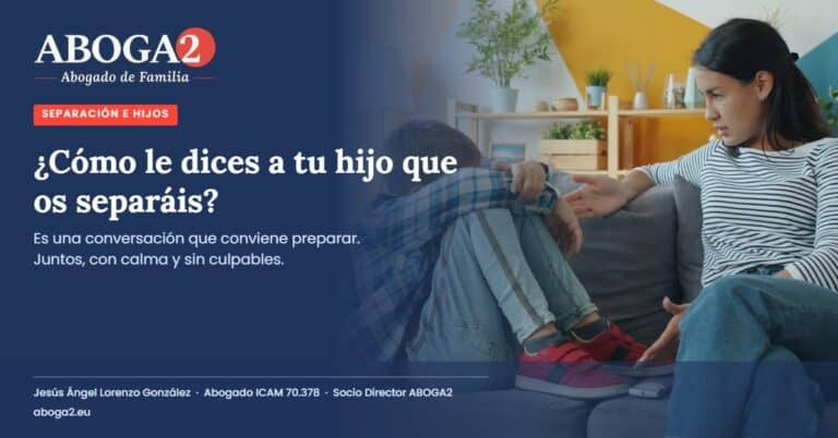 Madre hablando con su hijo en el sofá: cómo contar la separación a los hijos