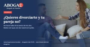 Pareja discutiendo en el sofá: divorcio cuando uno de los dos no quiere