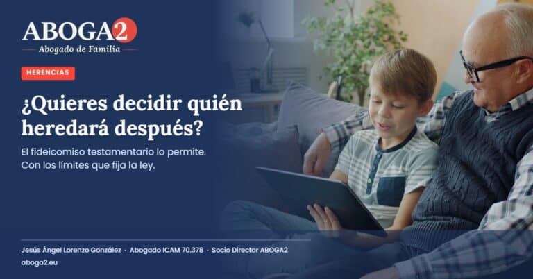 Abuelo y nieto en el sofá con una tableta: fideicomiso en la herencia