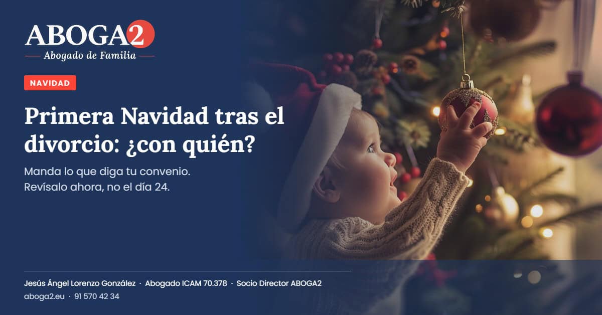 Imagen de bebé junto a un árbol de Navidad decorado, anunciando guía de separación.