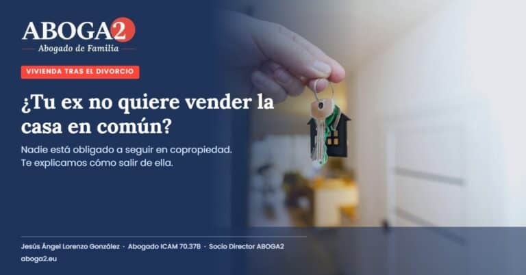 Mano con las llaves de una vivienda: vender la casa en común tras el divorcio