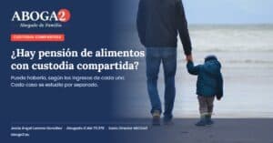Padre e hijo paseando por la playa: pensión de alimentos en custodia compartida