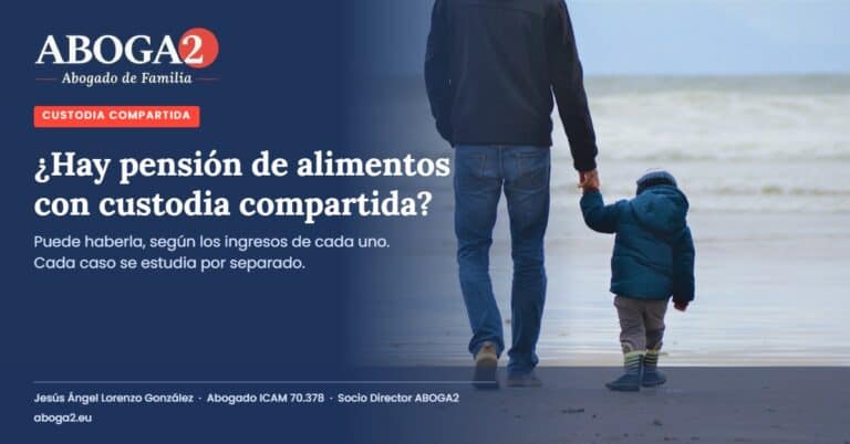 Padre e hijo paseando por la playa: pensión de alimentos en custodia compartida