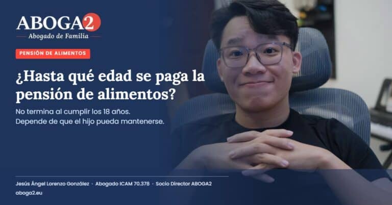 Joven sentado en casa: pensión de alimentos de los hijos mayores de edad
