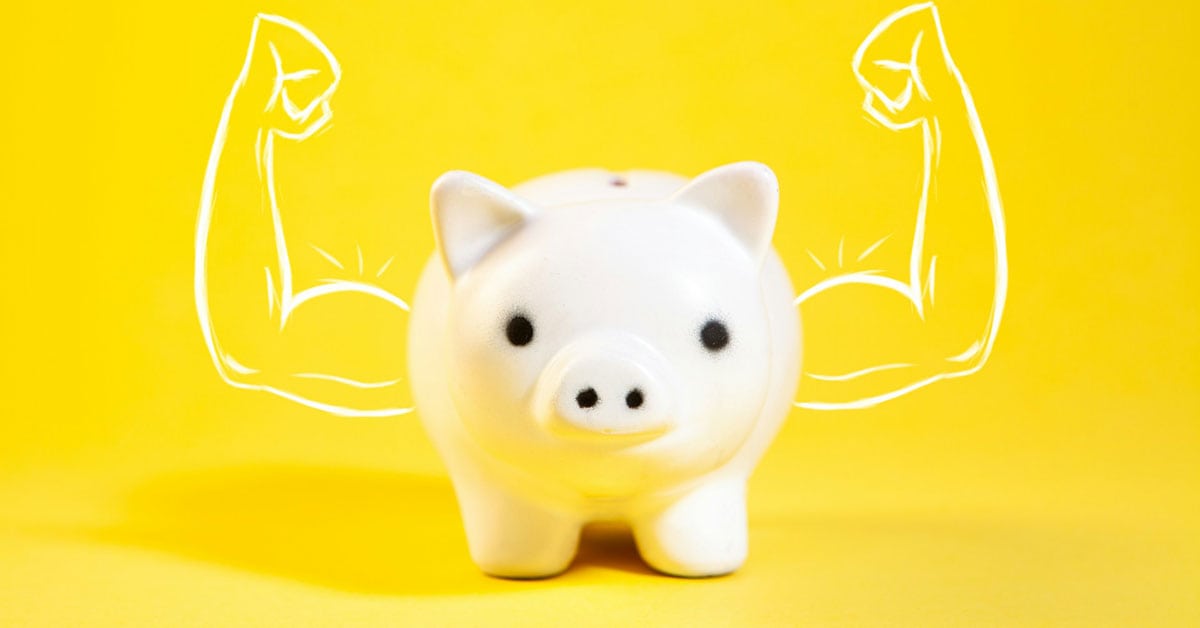 Cerdito de cerámica con músculos dibujados en fondo amarillo.